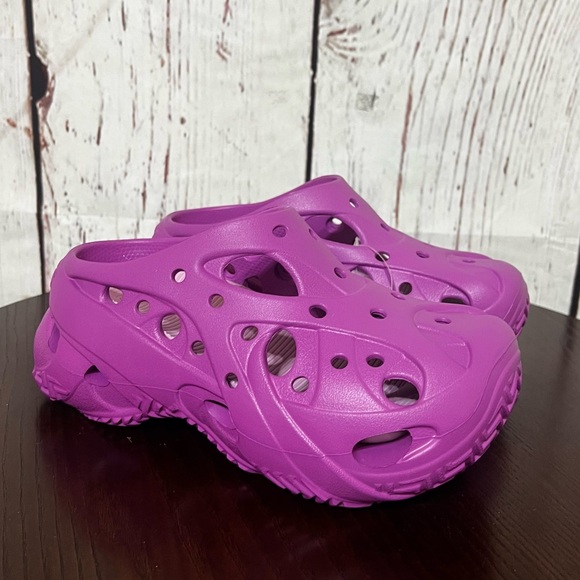CROCS Shoes - CROCS Women's Vibrant Purple Clogs